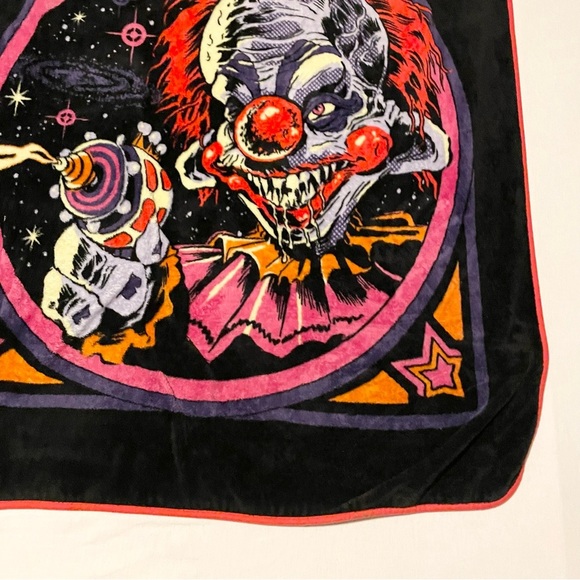 Steven Rhodes Killer Klowns from Outer Space Blanket - Picture 6 of 16